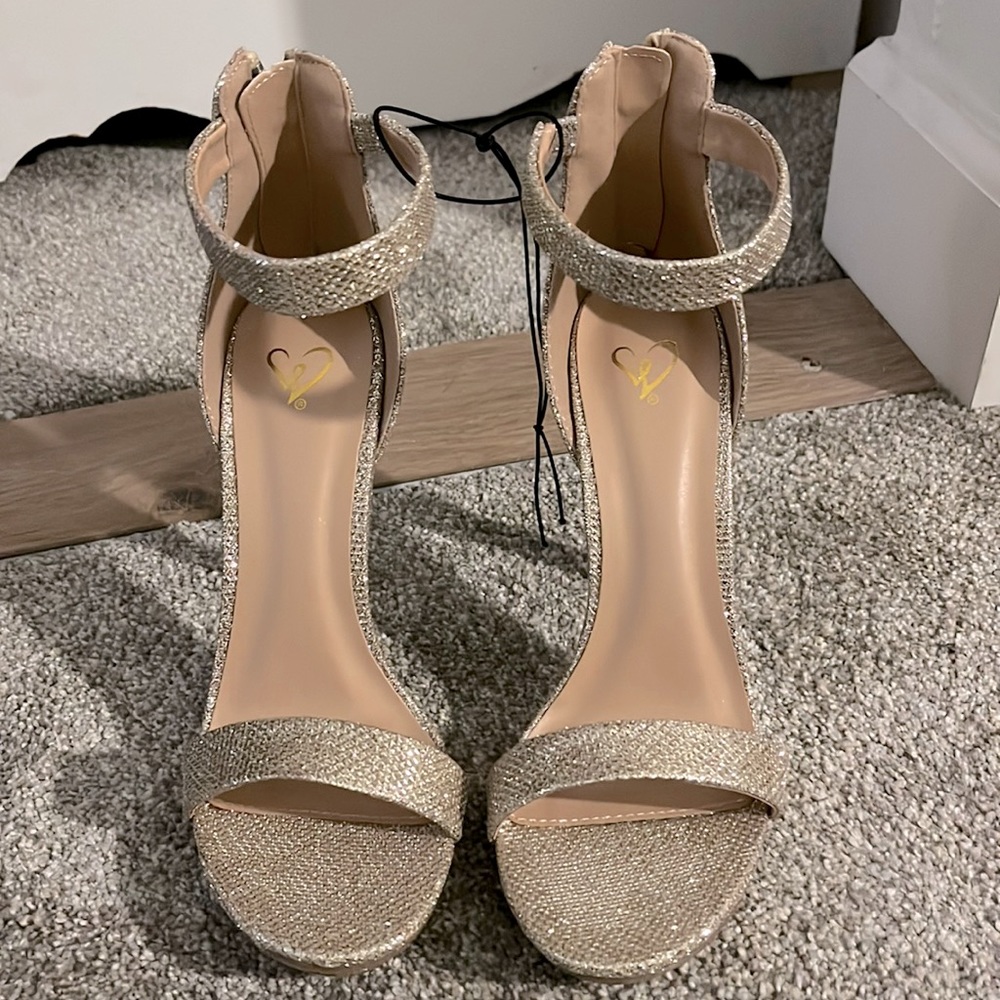 Windsor gold Heels size 6